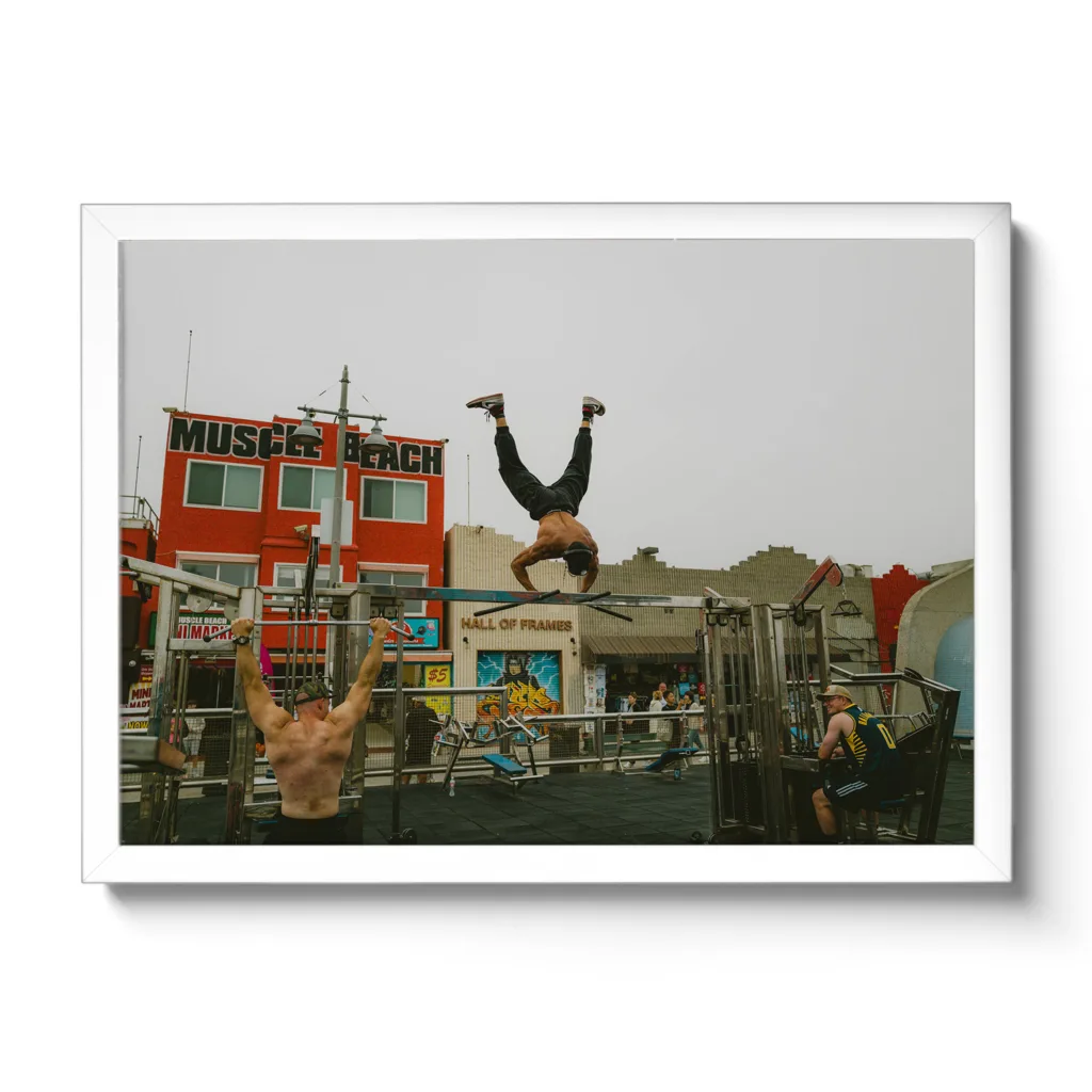 Muskulöser Mann der am Muscle Beach in Venice gerade ein paar Workouts durchführt.