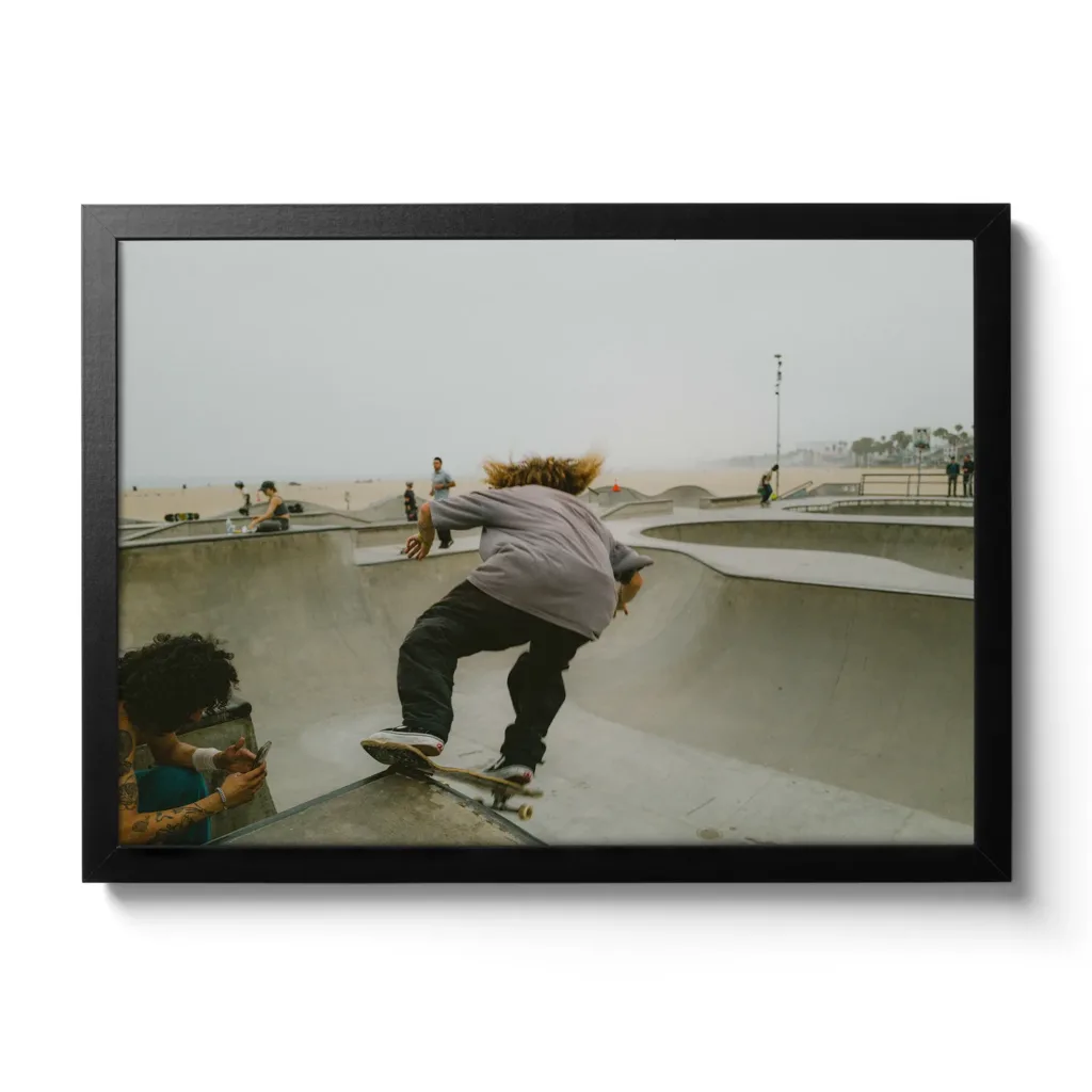 Skate Boarder der gerade in der Half Pipe von Venice Beach cruised.