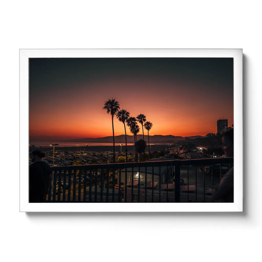 Gelb-Roter Sonnenuntergang mit Palmen in Santa Monica