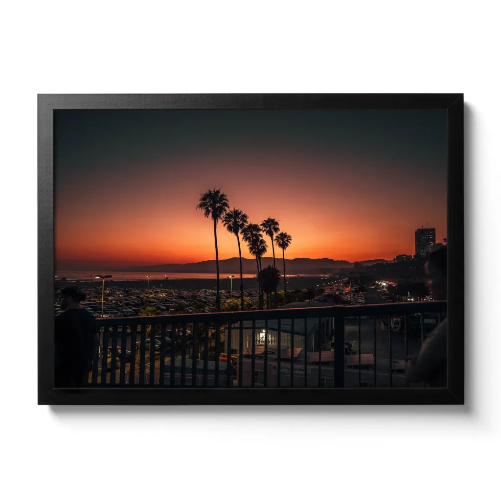 Gelb-Roter Sonnenuntergang mit Palmen in Santa Monica