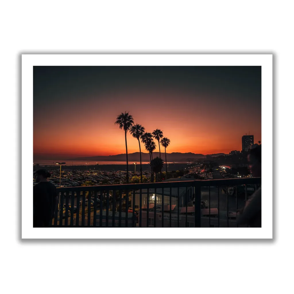 Gelb-Roter Sonnenuntergang mit Palmen in Santa Monica