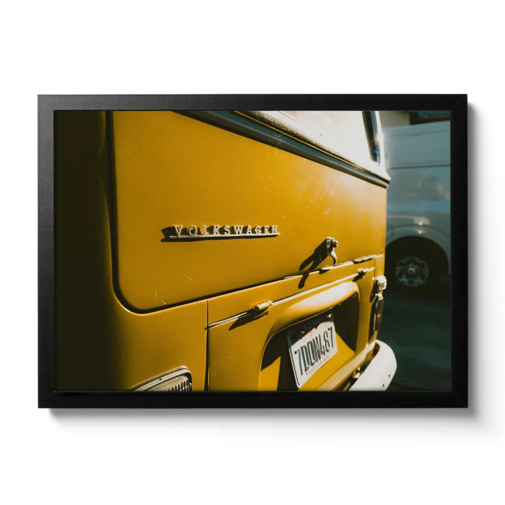 Nahaufnahme eines VW Buli (Heckansicht) mit der Aufschrift Vokswagen.