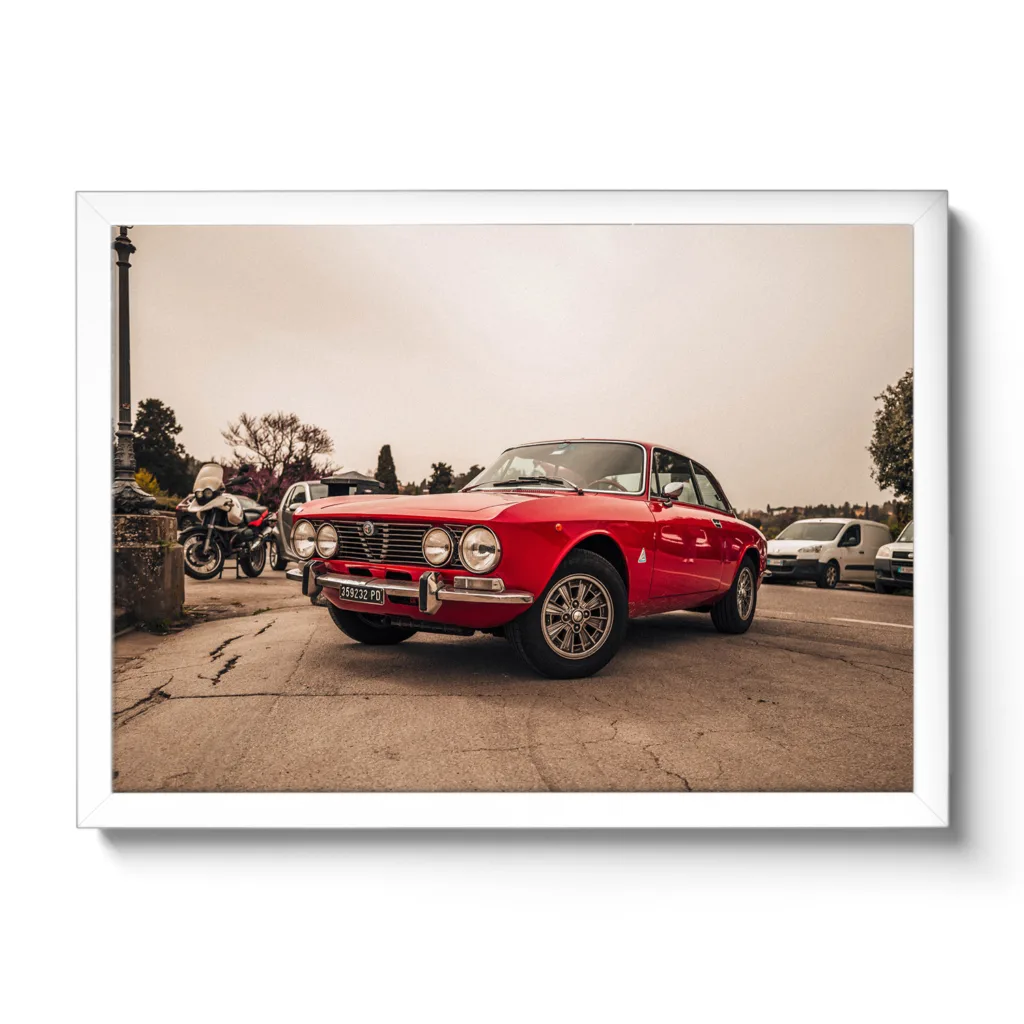 Bildaufnahme von einem parkenden roten Alfa Romeo GTV 2000