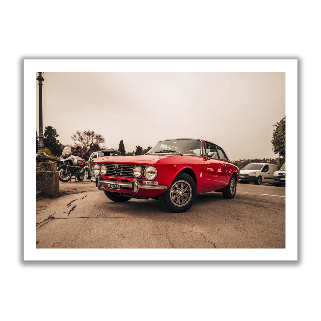 Bildaufnahme von einem parkenden roten Alfa Romeo GTV 2000