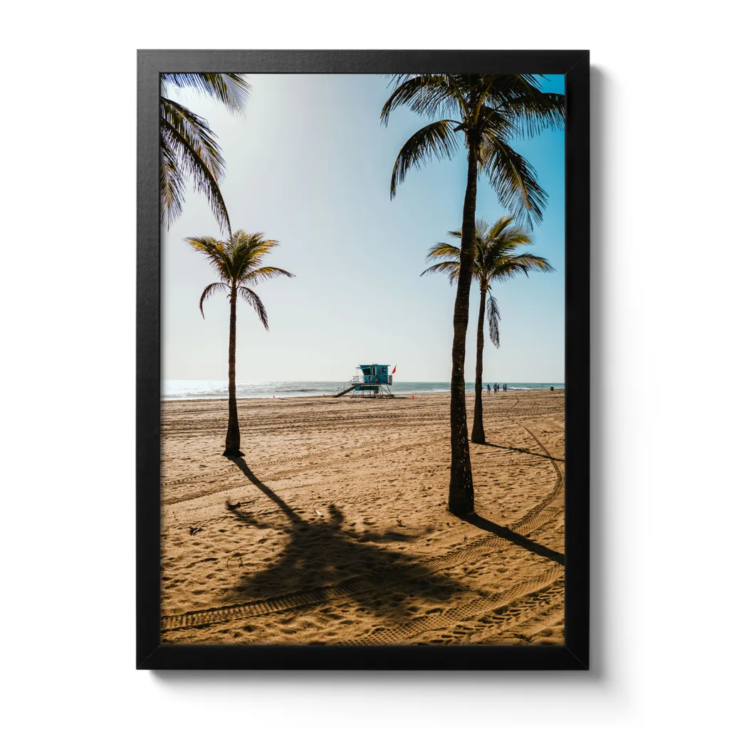 Blauer Himmel, sowie ein Beach House unter Palmen. Im Hintergrund ist das Meer zu sehen.