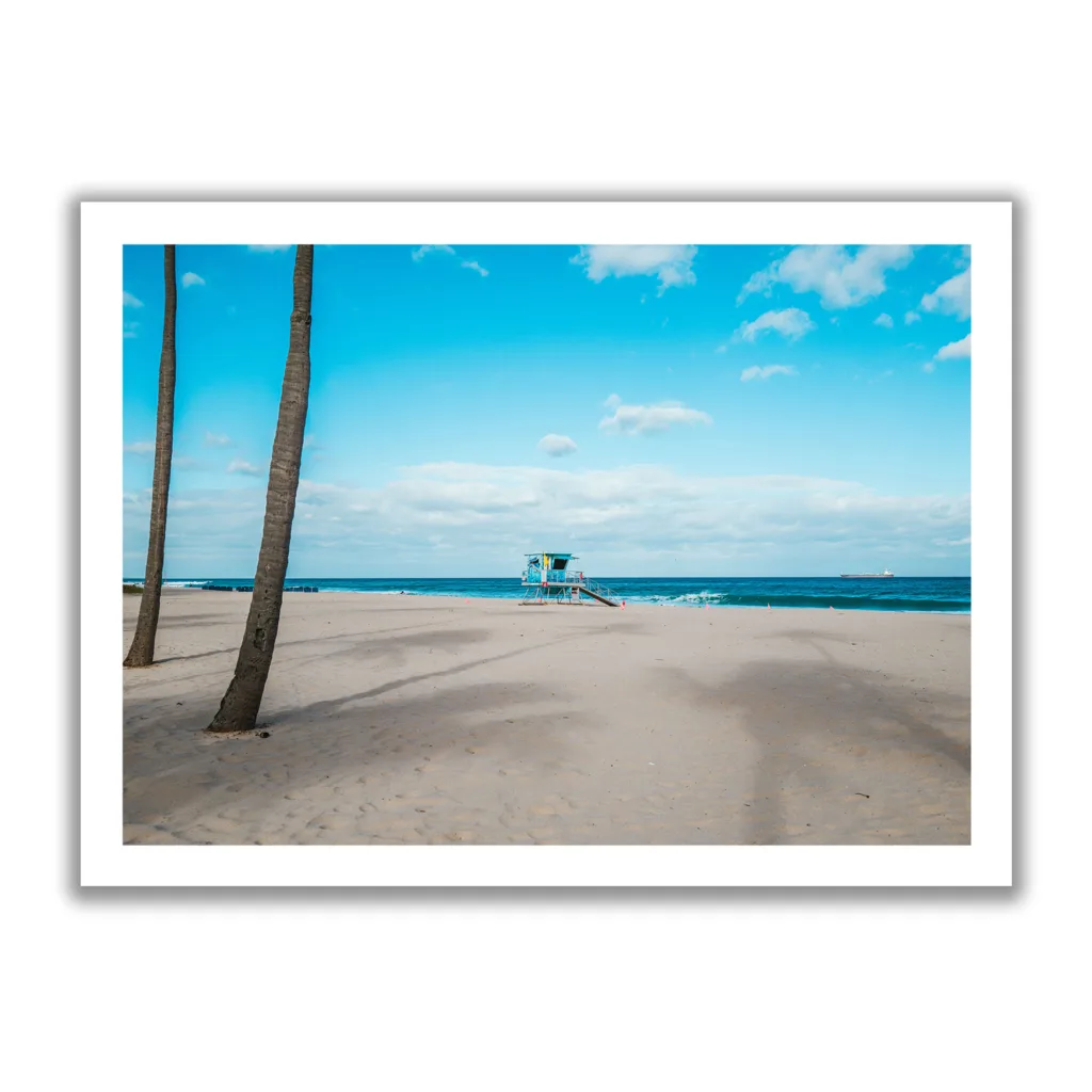 Blaues Strandhaus am Strand von Fort Lauderdale, dazu blaues Meer und blauer Himmel.