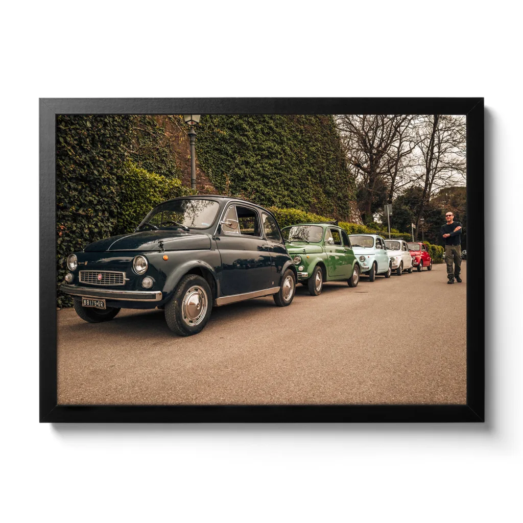 Bildaufnahme von alten Fiat Autos die in einer Reihe parken.