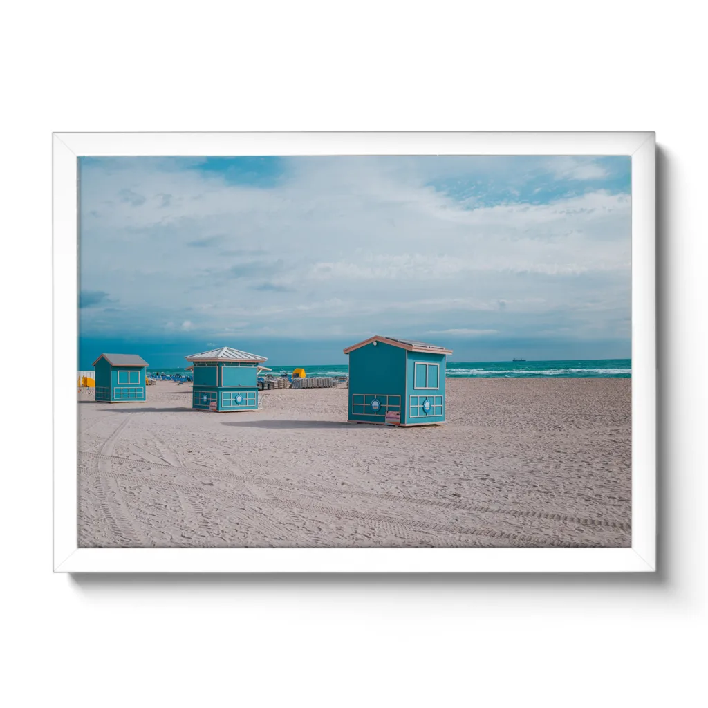 Bildaufnahme von blauen Strandhäusern in Miami Beach.