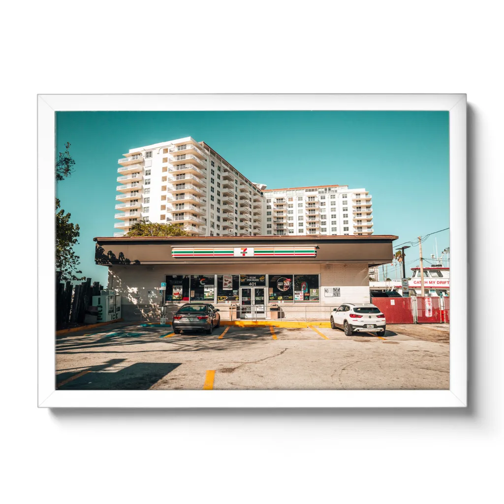 Landscape Aufnahme von einem Seven Eleven Supermarkt mit Parkplatz in Fort Lauderdale. Dahinter ein weißes Hotel.