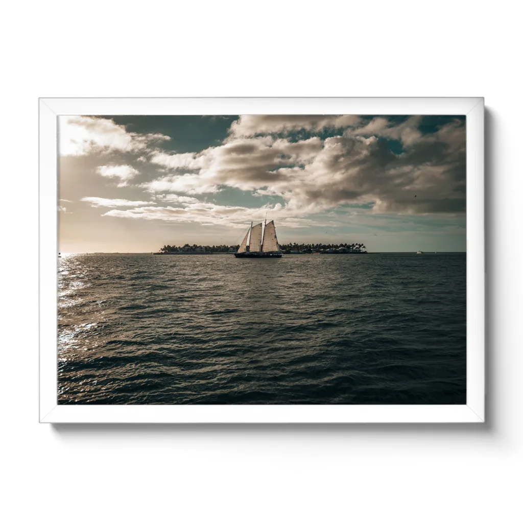 Segelboot das gerade in den Sonnenuntergang von Key West fährt. Bildaufnahme vom Sunset Pier - Key West
