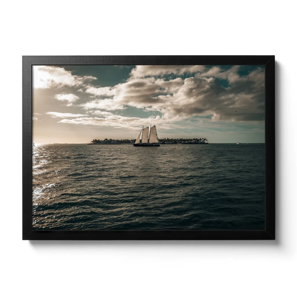 Segelboot das gerade in den Sonnenuntergang von Key West fährt. Bildaufnahme vom Sunset Pier - Key West