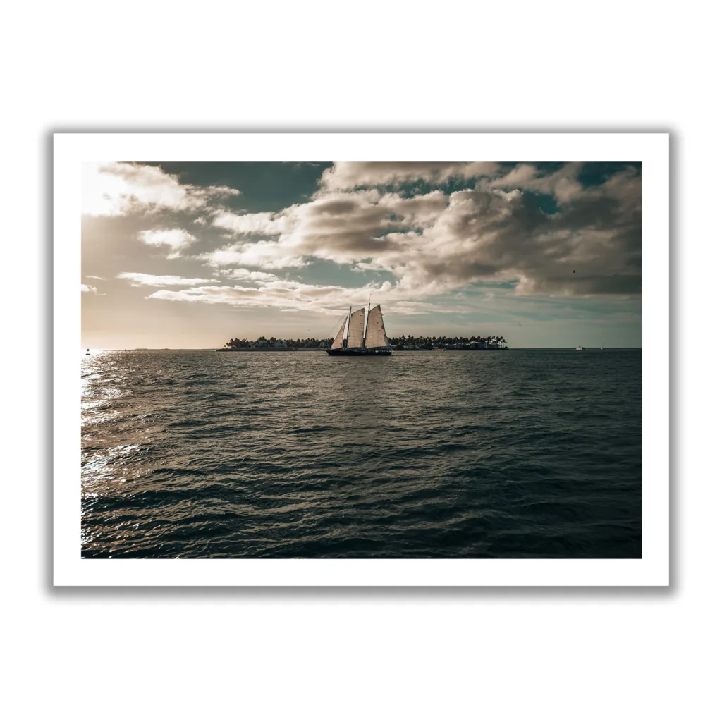 Segelboot das gerade in den Sonnenuntergang von Key West fährt. Bildaufnahme vom Sunset Pier - Key West