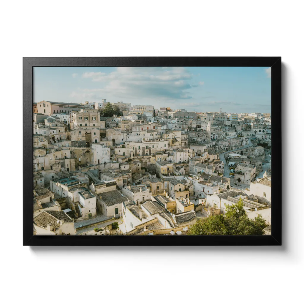 Skylineansicht von Matera (Italien). Blauer Himmer und leichte Sonnenuntergangs-Stimmung