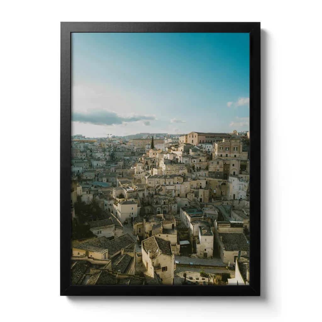 Skylineansicht von Matera (Italien) im Hochformat. Blauer Himmer und leichte Sonnenuntergangs-Stimmung