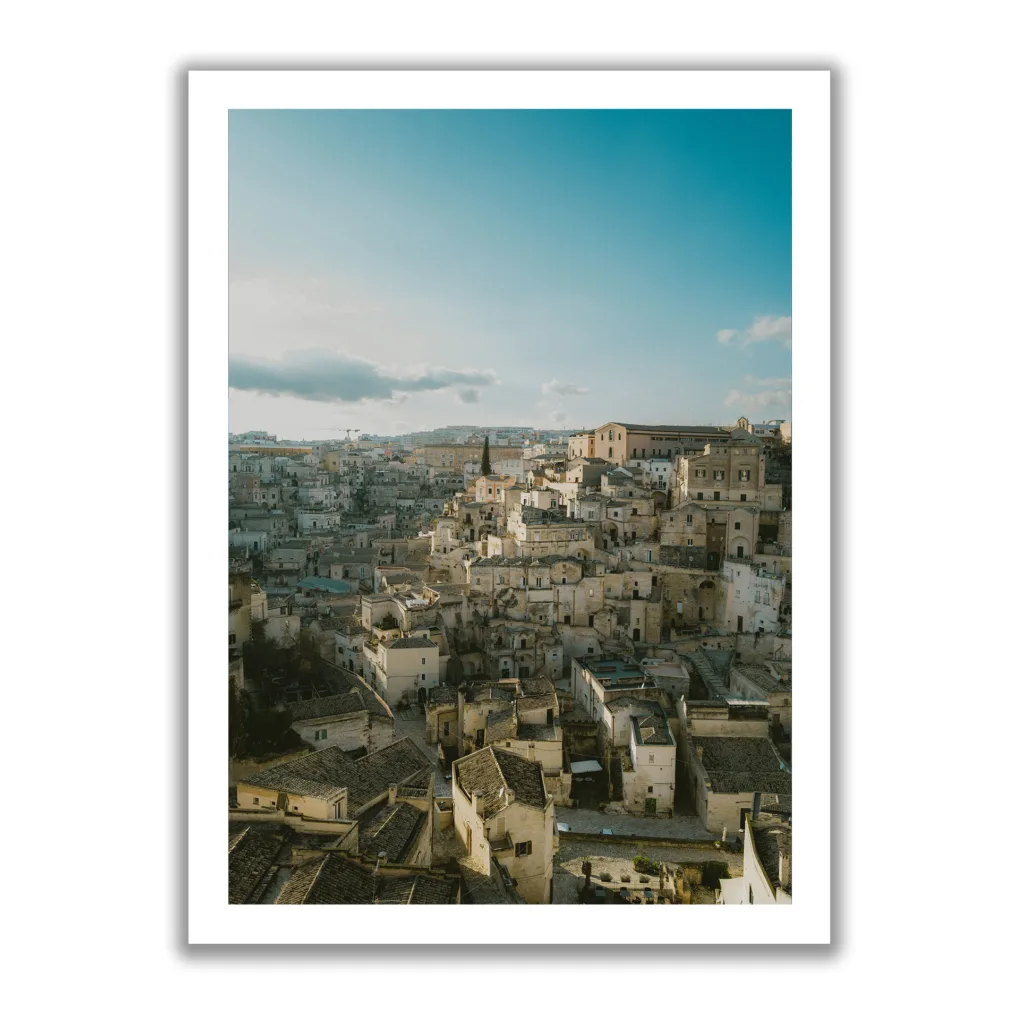 Skylineansicht von Matera (Italien) im Hochformat. Blauer Himmer und leichte Sonnenuntergangs-Stimmung