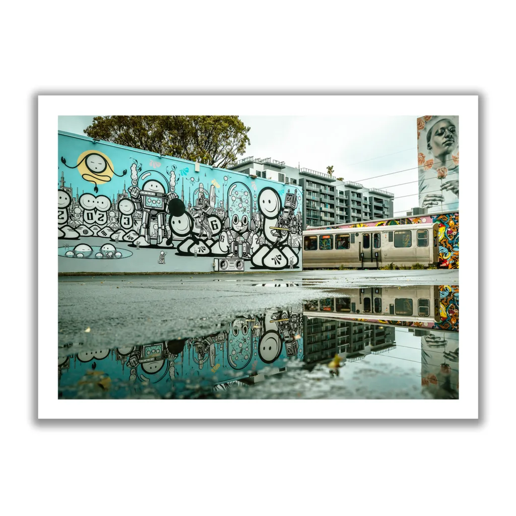 Bildaufnahme eines blauen Marshmallow Graffitis bei den Wynwood Walls Miami.