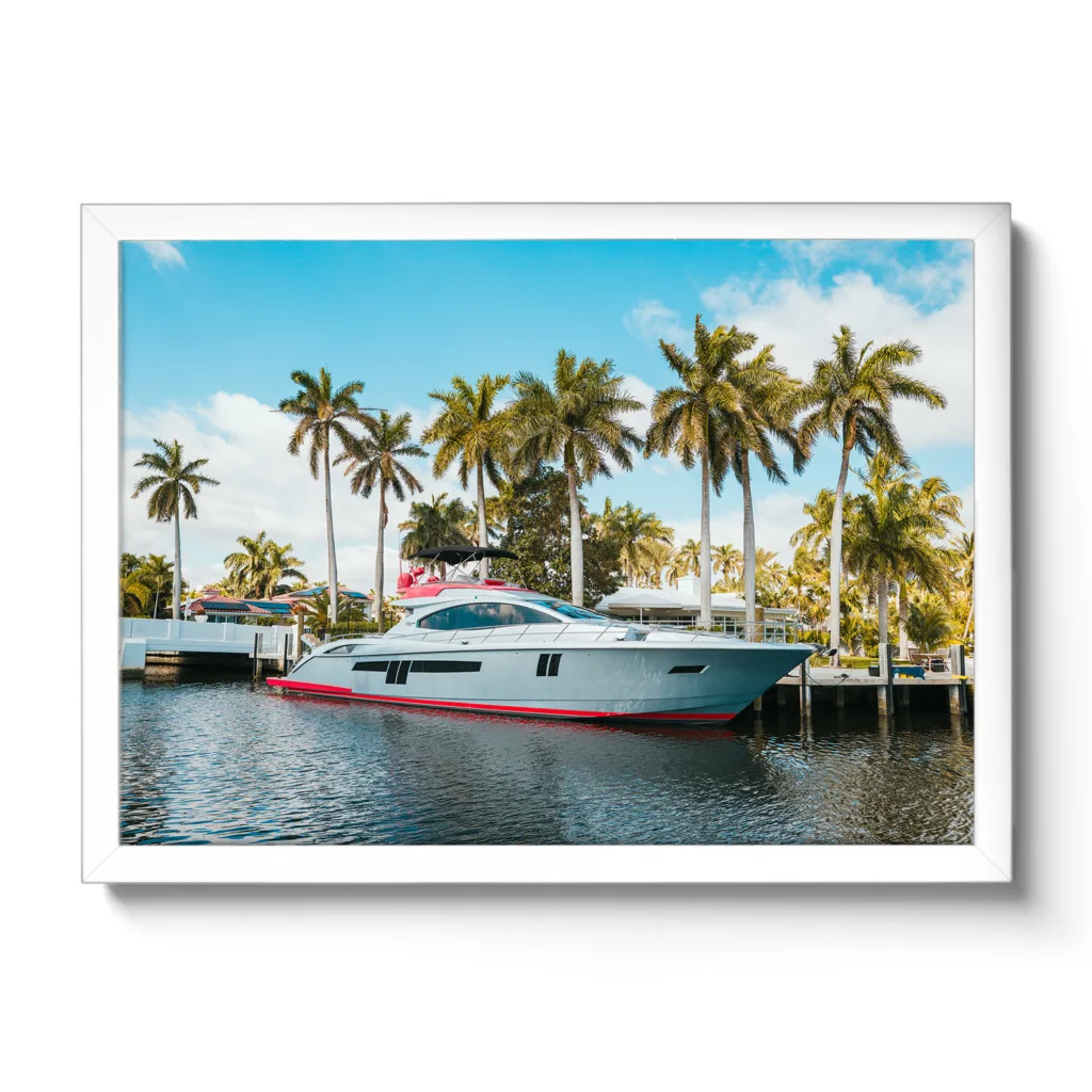 Bildaufnahme von einer Yacht, im Hintergrund Palmen.